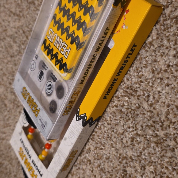 Peanuts Phone Accessories -  Magnetic Wallet And Wristlet - Picture 9 of 9